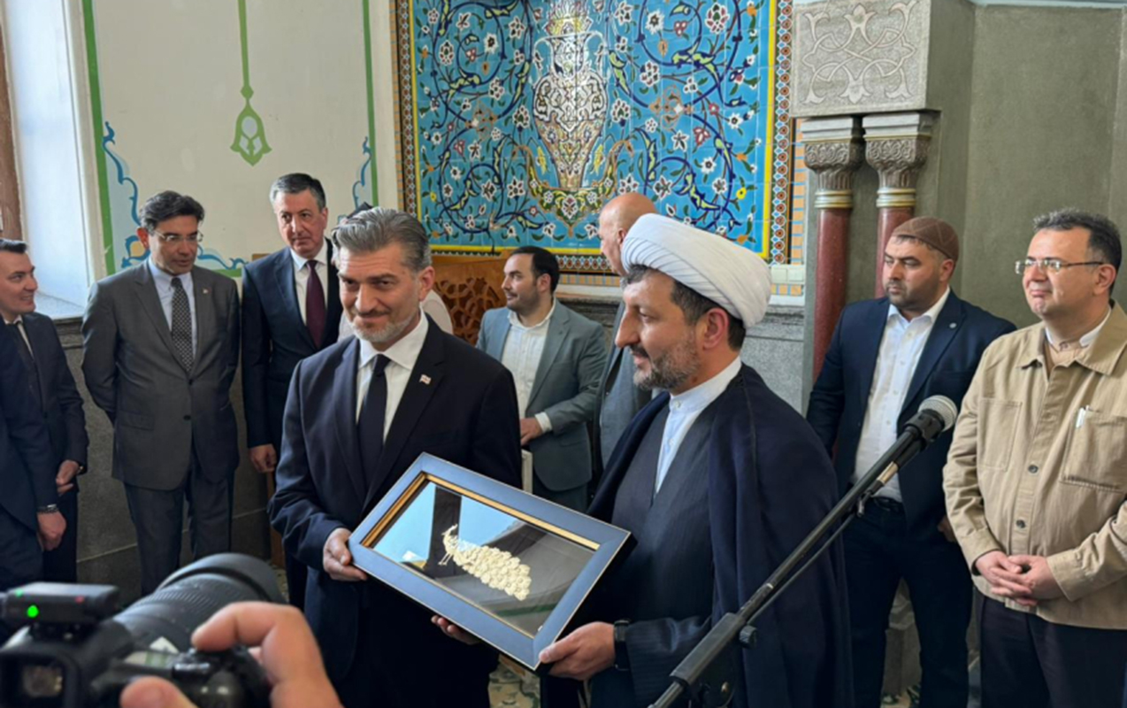 Gürcüstan Prezidenti Tbilisidəki Cümə məscidində